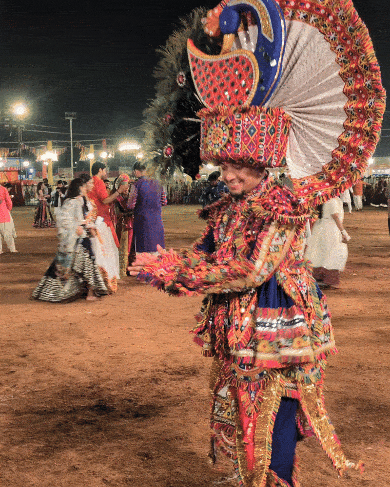 गरबा महोत्सव में मोर के गेटअप में झूमता नजर आया पार्टिसिपेंट