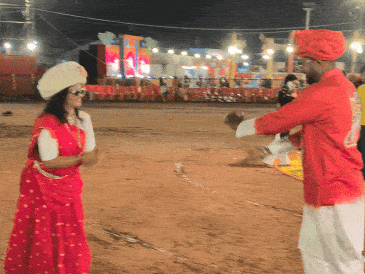 सिर पर भारी पगड़ी पहने खूब झूमे कपल।