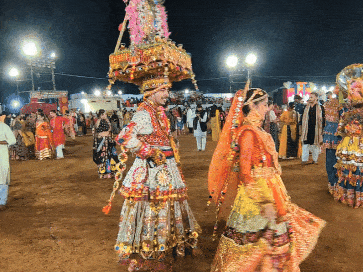 भगवान राधा कृष्णा की जोड़ी के गेटअप में गरबा करने आए पार्टिसिपेंट्स