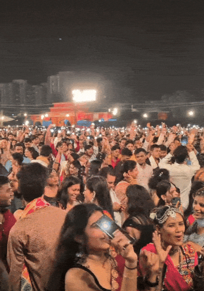 जनरल सर्कल में टॉर्च जलाकर जमकर थिरके लोग।