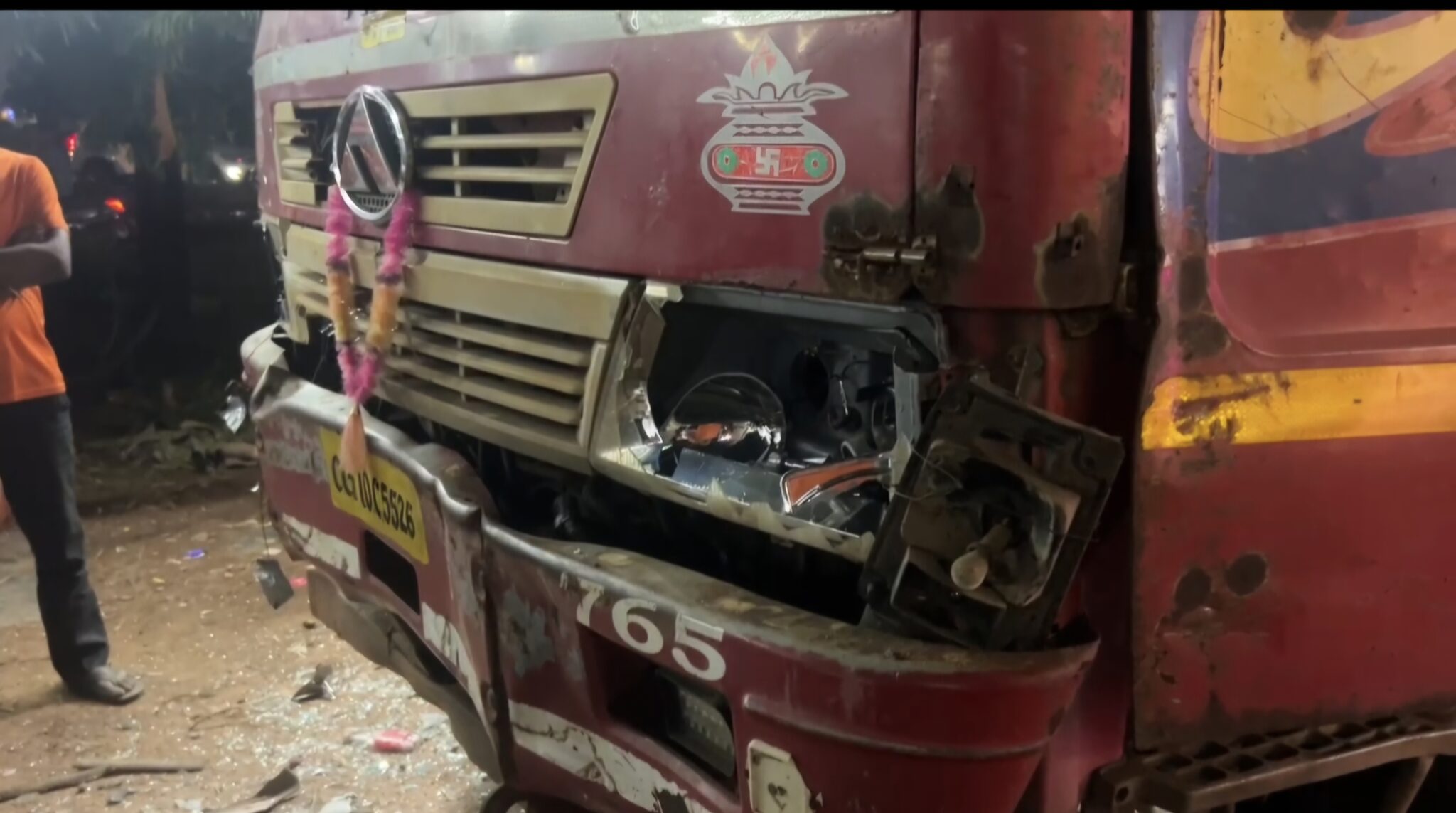 इसी ट्रक से हुआ हादसा, स्थानीय लोगों ने की तोड़फोड़।