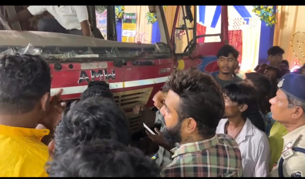 हादसे के बाद स्थानीय लोगों ने वाहन को घेर लिया और तोड़फोड़ की।