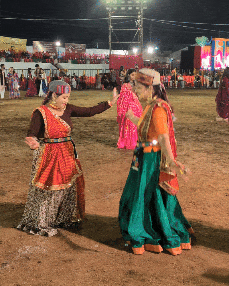 उत्तराखंड की संस्कृति को प्रमोट करने अभिव्यक्ति में आईं दो सहेली।