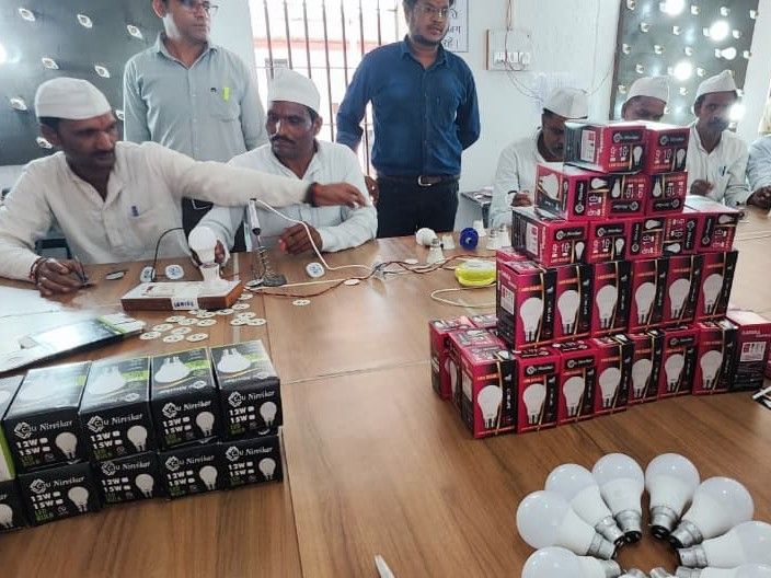 50 कैदी अब रोजाना 200 से 300 LED बल्ब तैयार कर रहे हैं।