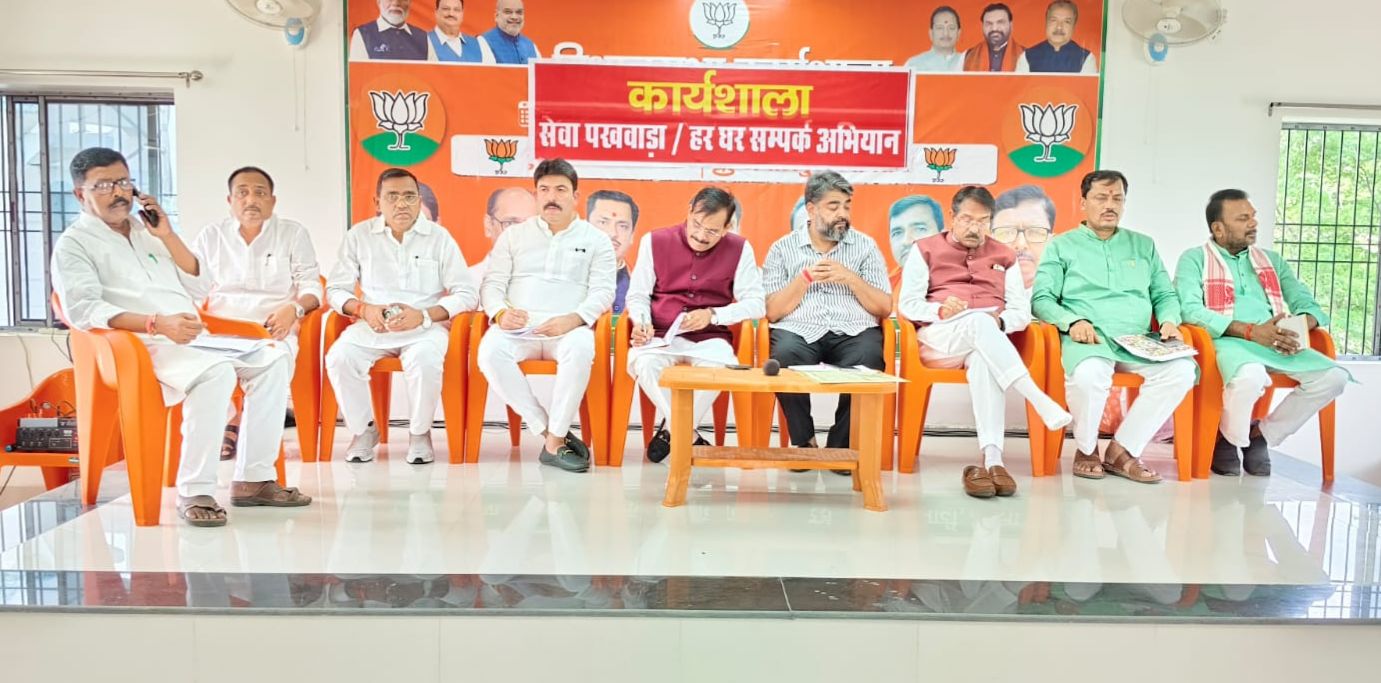 बेगूसराय में बीजेपी कार्यकर्ताओं की बैठक लेते एमपी बीजेपी के पूर्व प्रदेश अध्यक्ष वीडी शर्मा।