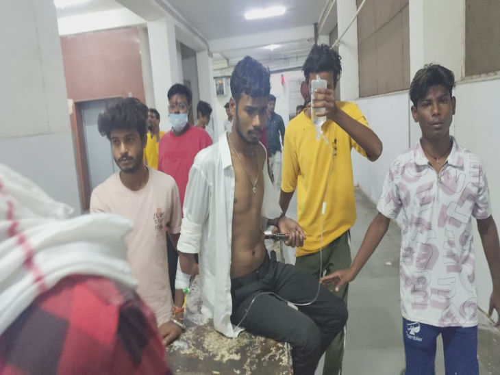 घायल को मेडिकल कॉलेज अस्पताल में भर्ती कराया, जहां डॉक्टरों ने ऑपरेशन करके उसके पेट से चाकू निकाला।