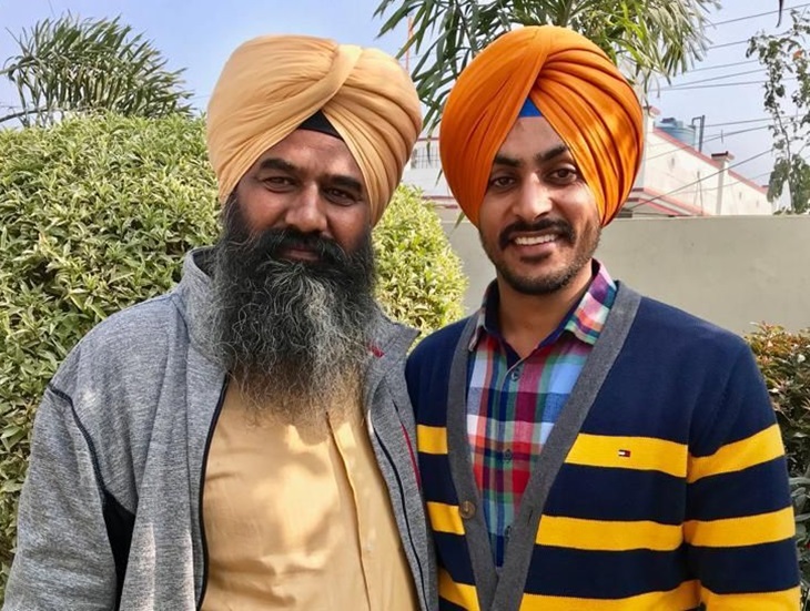 सरपंच हरप्रीत सिंह के साथ राजवीर की फोटो। फाइल