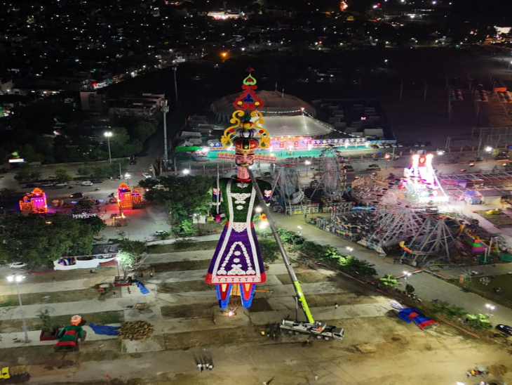 दो क्रेन की मदद से 1 घंटे में रावण को दशहरा मैदान ग्राउंड में खड़ा कर दिया