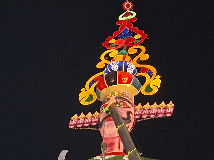 25 फीट का रावण का मुंह बनाया गया