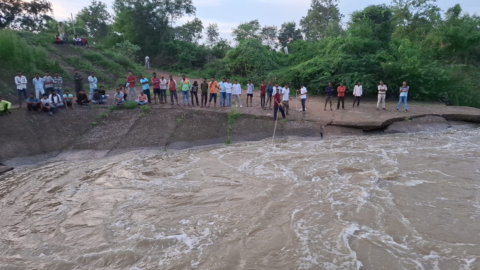 एसडीआरएफ की टीम लगातार चला रही है सर्चिंग ऑपरेशन।