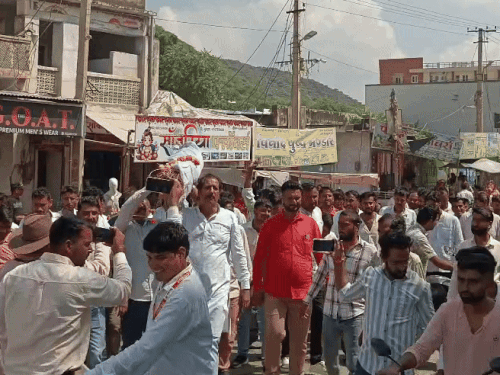 प्रदर्शनकारियों ने थाने के सामने शव यात्रा निकाली।