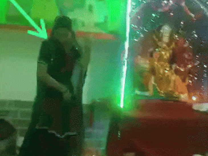 महिला पहले अकेले गरबा कर रही थी। इस समय उसका पति झांकी के दूसरी तरफ था।
