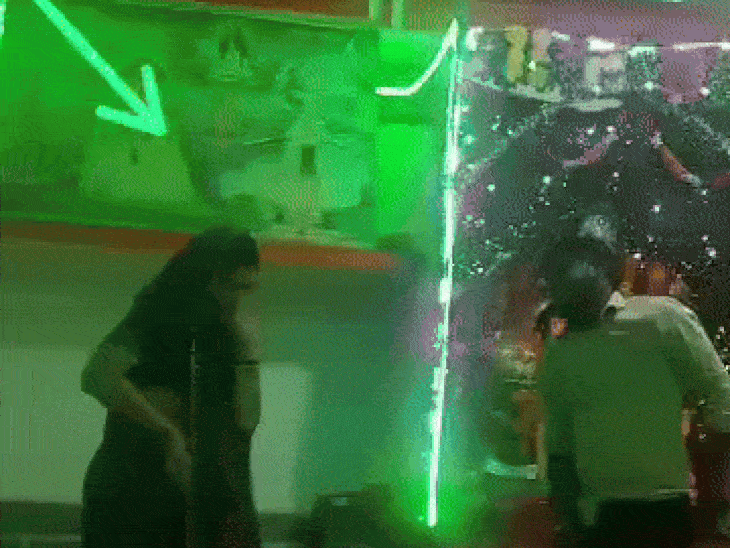 महिला को गरबा करते देख उसका पति कृष्णपाल भी वहां आया और नाचने लगा।