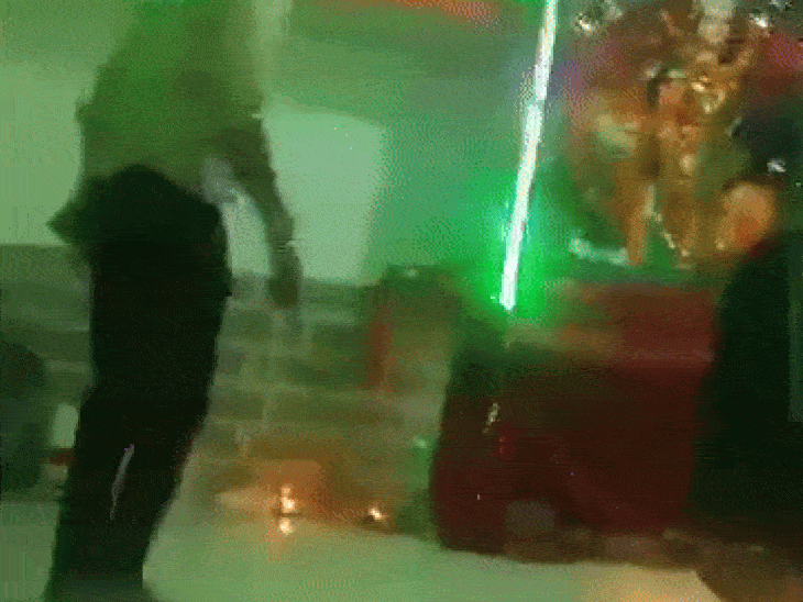 कुछ देर बाद ही महिला अचानक जमीन पर गिर पड़ी। फिर उठी नहीं।