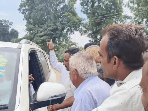 जालोर के मोदरान गांव में मंत्री जोराराम कुमावत की कार को ग्रामीणों ने रोक लिया। यहां एक किलोमीटर सड़क की मांग की जा रही है।