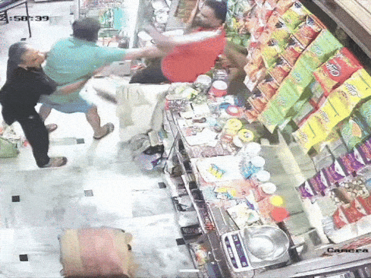 दुकान के अंदर बाल पकड़ कर खींचें, तोड़फोड़ की, बीच में आए दुकानदार को धक्का देकर गिराया।