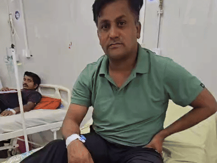 वकील बाड़मेर हॉस्पिटल में भर्ती है। उसके सिर व हाथ-पैर में चोट आई, वहीं सीटी स्केन भी करवाया है।