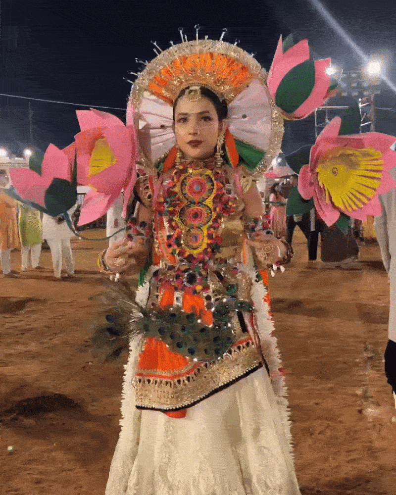 वुमन एम्पावरमेंट को सपोर्ट करने अभिव्यक्ति में आई महिला।