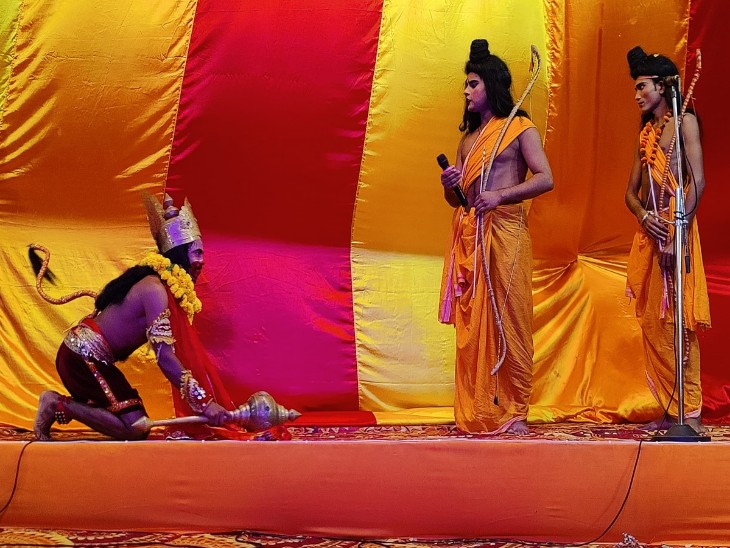 रामलीला मंचन में श्री राम और हनुमान जी का मिलन का दृश्य देखकर लोग भावुक से हो गए।