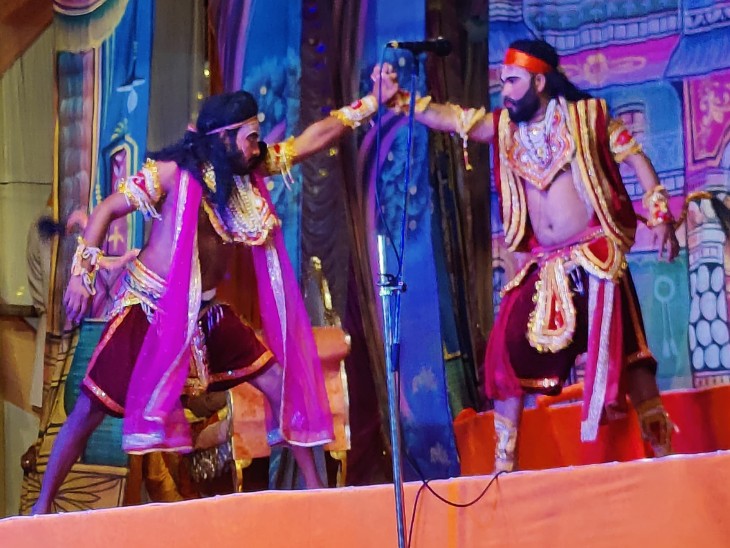 बाली - सुग्रीव में युद्ध के मंचन में कलाकारों ने थोड़ा हंसी मजाक का पुट दिया दर्शक हंसे बगैर नहीं रहे। दर्शकों ने खूब तालिया बजाई।