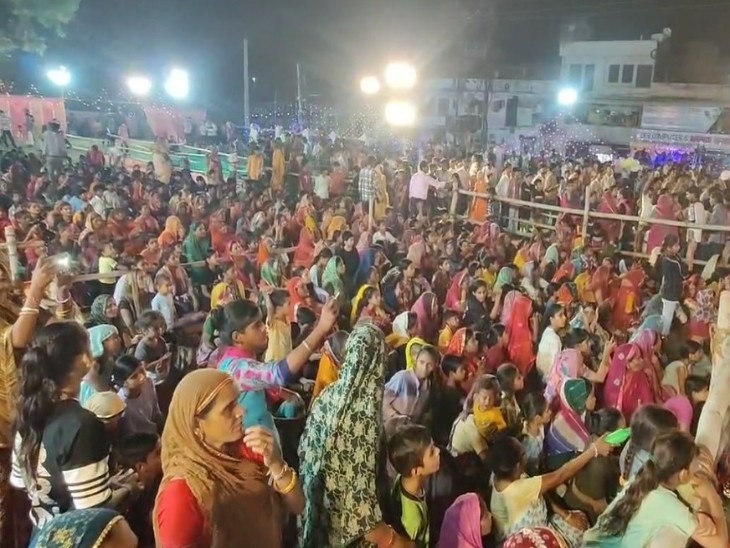 गांधी पार्क में चल रही रामलीला मंचन देखने के लिए लोग बड़ी संख्या में पहुंच रहे है। महिलाओं की संख्या ज्यादा है।