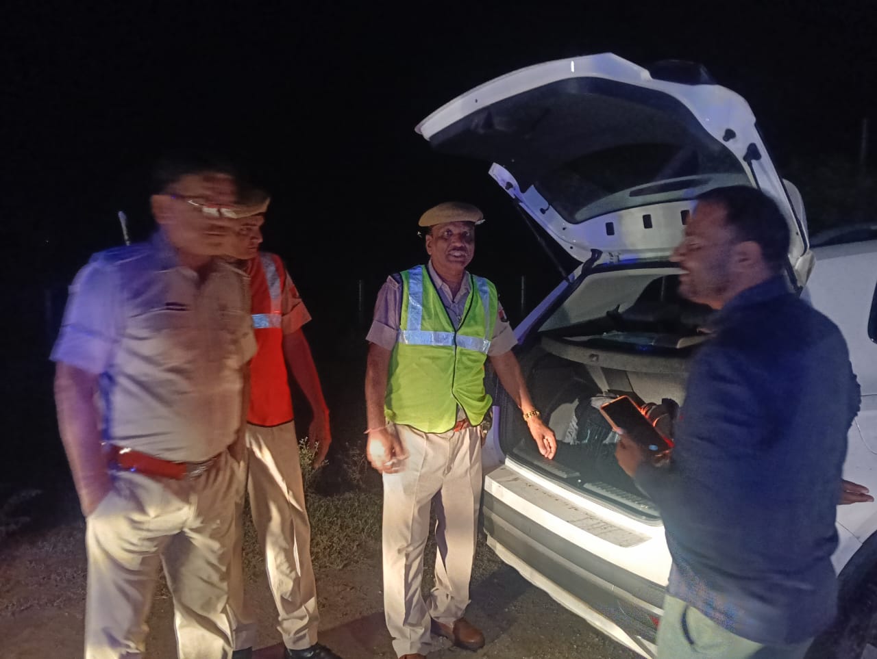 बीती रात चार घंटे तक वाहनों की चेकिंग कर 39 वाहन जब्त किए। 179 वाहनों के चालान बनाए।