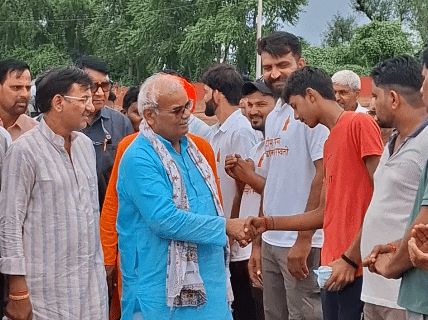 क्रिकेट मैच से पहले खिलाड़ियों से परिचय लेते हुए शिक्षा मंत्री मदन दिलावर।