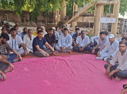 हॉस्पिटल में धरने पर बैठे परिजन और अन्य लोग।