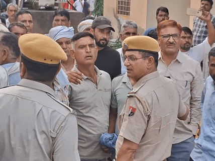 हॉस्पिटल में पुलिस से बातचीत करते हुए परिजन।
