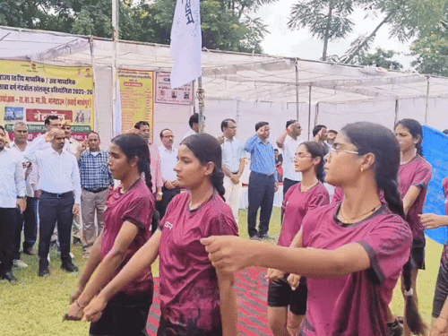 मार्च पास्ट करती टीमें।