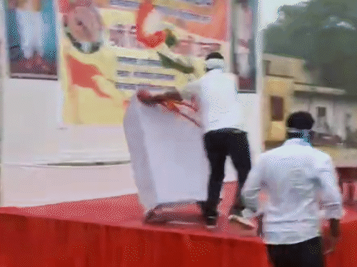 RSS का पोस्टर फाड़ते NSUI कार्यकर्ता।