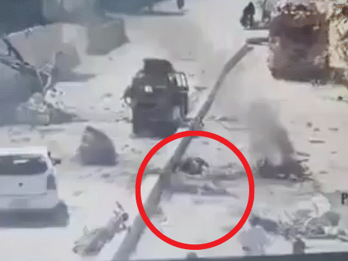 CCTV तस्वीरों में धमाके के बाद एक शख्स छटपटाता नजर आया।