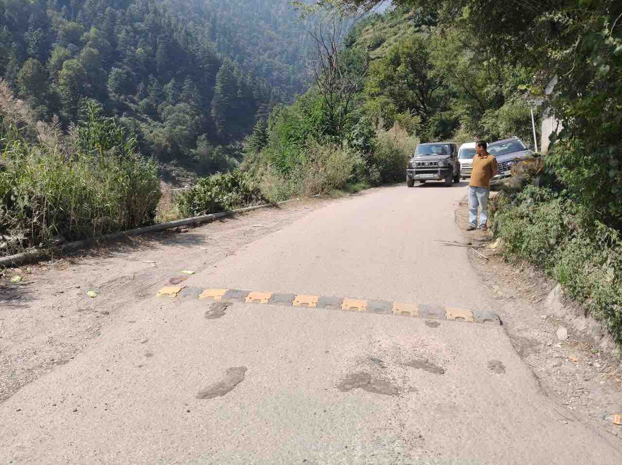 हादसे के बाद मौके पर पहुंचे लोग।