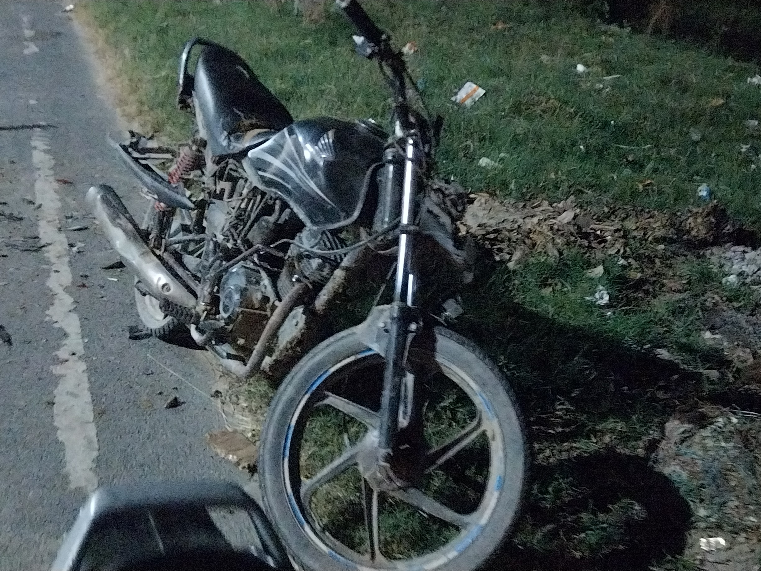 Bike rider collides with a parked tractor-trolley in Bulandshahr ...