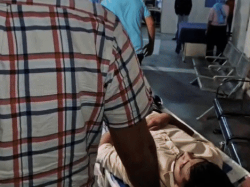 ट्रामा सेंटर में लेकर जाती आरोपी अजय को पुलिस।