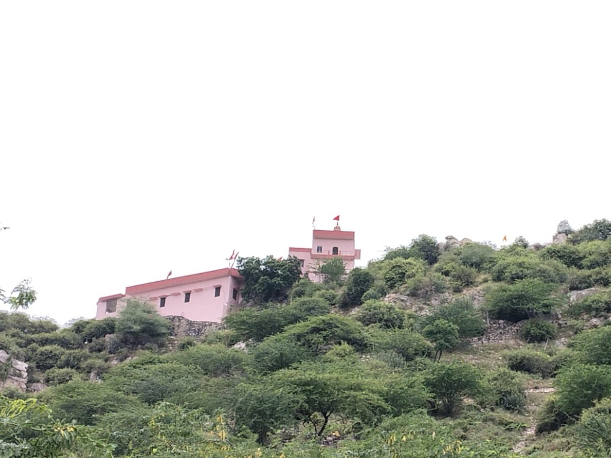 मंदिर पहाड़ी की एक गुफा में स्थित है, जहां तक पहुंचने के लिए भक्तों को 400 से अधिक सीढ़ियां चढ़नी पड़ती हैं।