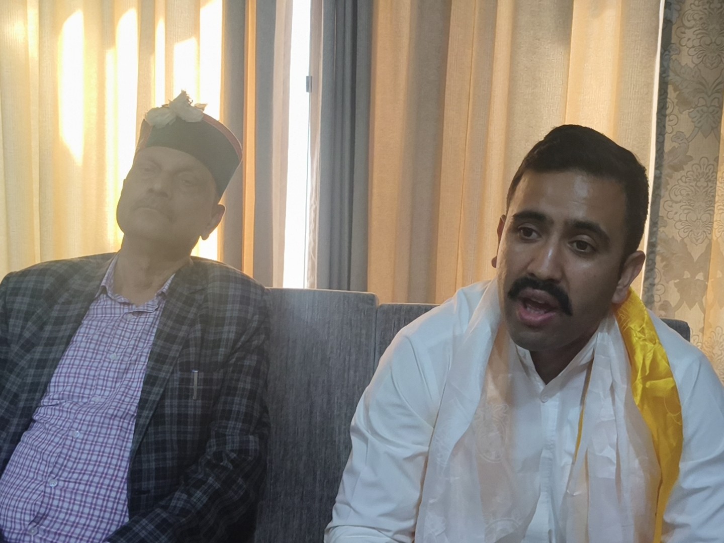 मंत्री विक्रमादित्य सिंह अपने दौरे के दौरान लोगों से बातचीत करते हुए।