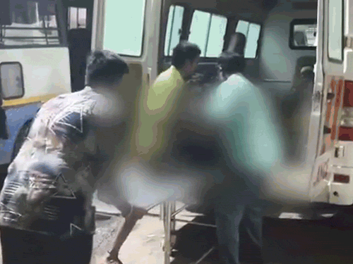 जखमींना रुग्णवाहिकेतून रुग्णालयात नेण्यात आले.