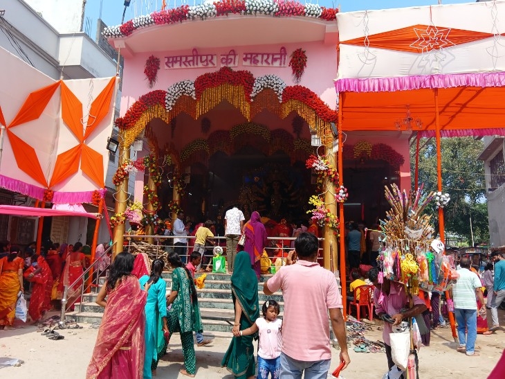 मंदिर में भक्तों की जुटी भीड़।