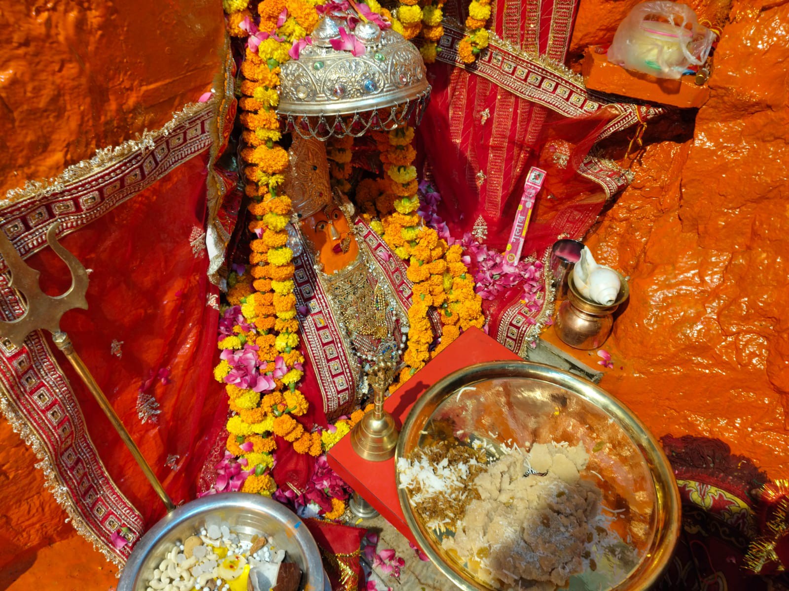 जयपुर से लगभग 50 किलोमीटर दूर आसलपुर गांव स्थित आशापुरा माता।