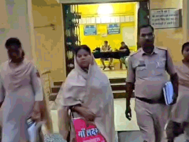 पोस्टमॉर्टम रिपोर्ट में पेट्रोल से जलने की पुष्टि हुई थी, जिसके बाद पत्नी से पूछताछ की गई।