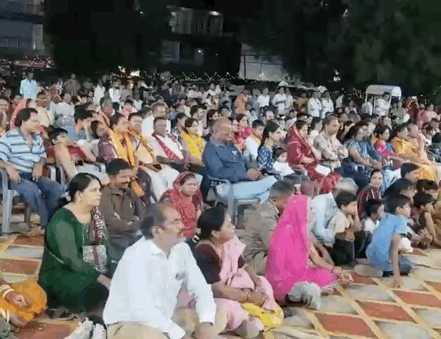 देर रात तक दर्शक उत्साह से रामलीला देखते हैं