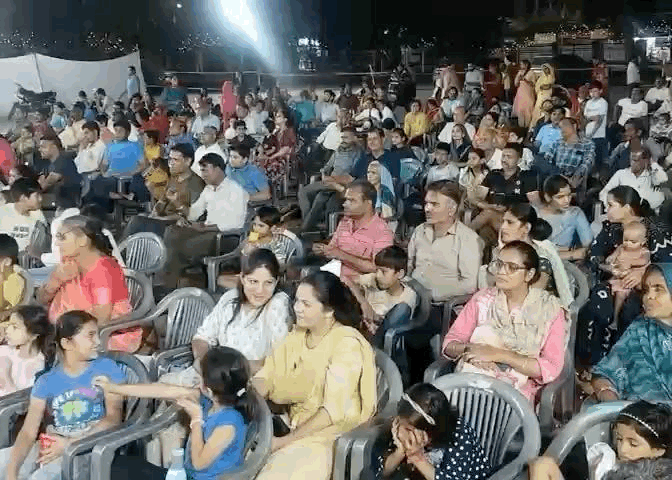 बड़ी संख्या में दर्शक रामलीला देखने पहुंचे हैं