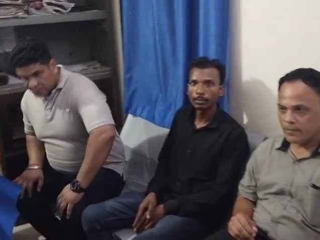 काली शर्ट में शिकायतकर्ता।