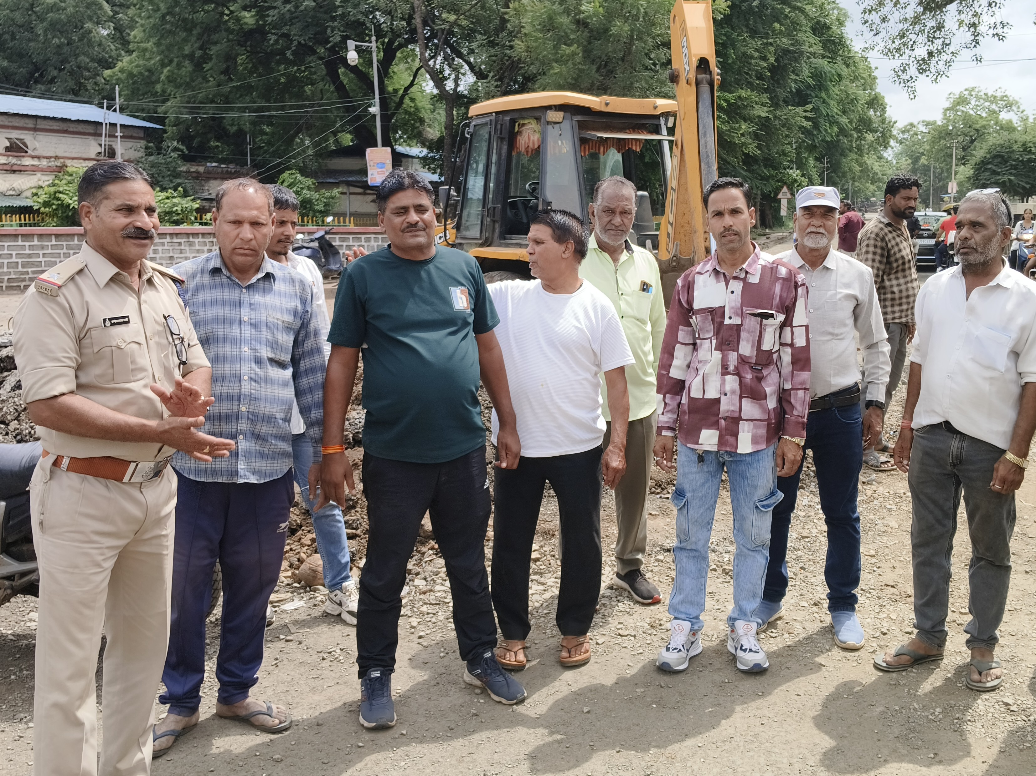 प्रदर्शन करते मंदिर समिति के सदस्य।