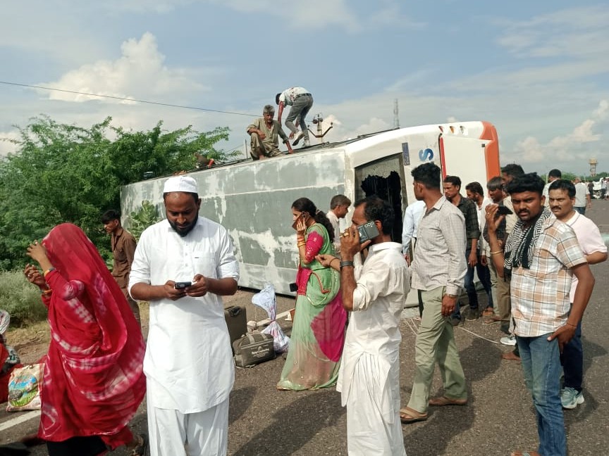 हादसे में बाद बस बेकाबू होकर पलट गई, जिसमें 23 लोग घायल हो गए।