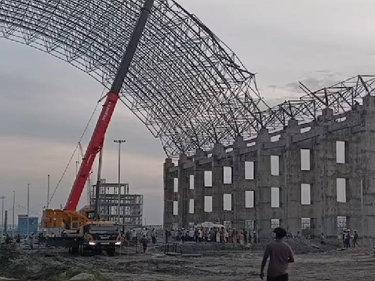 थर्मल प्लांटमध्ये धातूची रचना बांधली जात होती आणि त्याचा एक भाग ३० फूट उंचीवरून पडला.