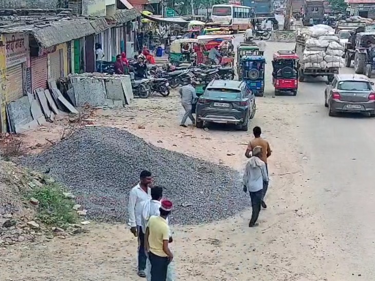 कार में बैठकर फरार हुए लूट के आरोपी।