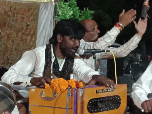 सुजानगढ़ (चूरू) में आरसी बहाली की मांग का ये भजन सोशल मीडिया पर खूब चल रहा है। यह धरने के दौरान सुनाया गया था।