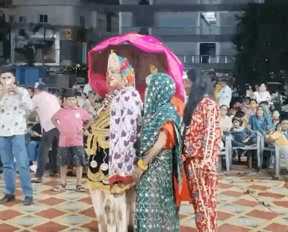 अलग अलग पात्रों द्वार मंचन किया जा है